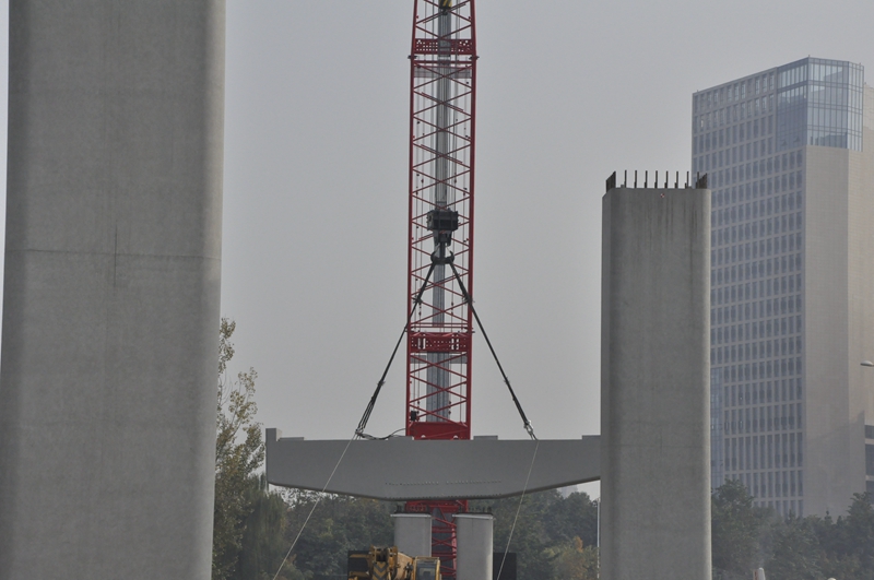 成彭高架首个高架桥盖梁吊装现场2_副本 成彭高架首个高架桥盖梁吊装现场2_副本