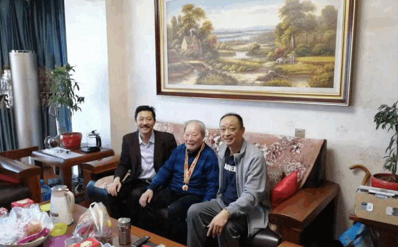 慰问公司荣获中共中央、国务院、中央军委颁发的“庆祝中华人民共和国成立70周年”纪念章的老党员、离休干部胡成金同志_副本_副本 慰问公司荣获中共中央、国务院、中央军委颁发的“庆祝中华人民共和国成立70周年”纪念章的老党员、离休干部胡成金同志_副本_副本